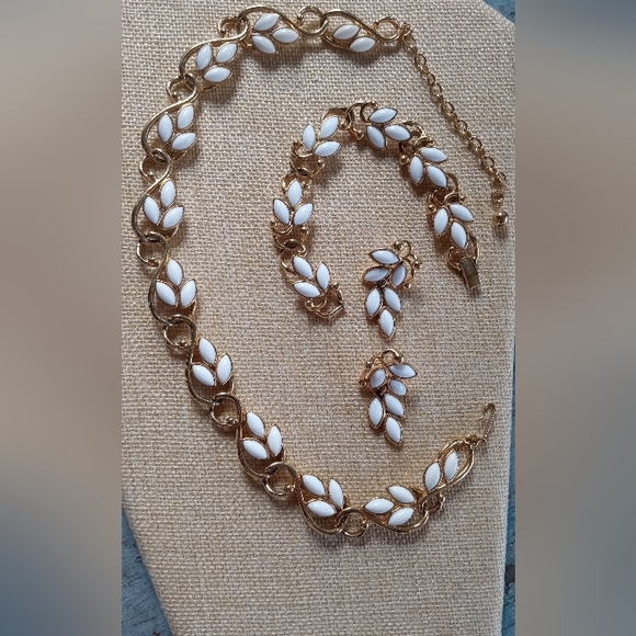 Trifari TM Vintage 80's Milk Glass Full Parue Necklace, Bracelet, Post Earrings - Picture 1 of 11
